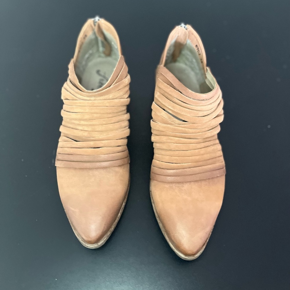 EUC. Free People Britton Shoeboots.Size 39 women’s.Taupe/camel leather.Like New.